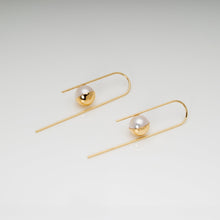 Load image into Gallery viewer, Kaze（風） Akoya Pearl Earrings - 18K Yellow Gold, 7mm White Rose Pearls, Handcrafted in Kofu, Japan
