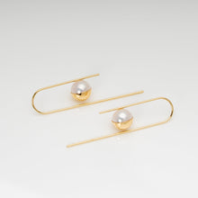 Load image into Gallery viewer, Kaze（風） Akoya Pearl Earrings - 18K Yellow Gold, 7mm White Rose Pearls, Handcrafted in Kofu, Japan
