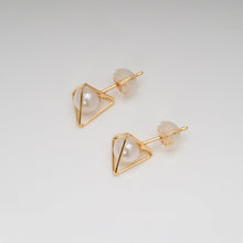 Load image into Gallery viewer, Ku（空） Akoya Pearl Earrings - 18K Yellow Gold, 5mm White Rose Pearls, Handcrafted in Kofu, Japan
