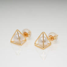 Load image into Gallery viewer, Ku（空） Akoya Pearl Earrings - 18K Yellow Gold, 5mm White Rose Pearls, Handcrafted in Kofu, Japan
