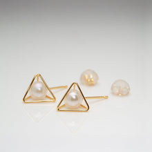 画像をギャラリービューアに読み込む, Ku（空） Akoya Pearl Earrings - 18K Yellow Gold, 5mm White Rose Pearls, Handcrafted in Kofu, Japan
