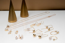 Cargar imagen en el visor de la galería, MadeinJapan_18kt_Yellow_Gold_Akoya_Pearl_Collection
