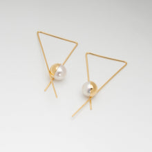 Load image into Gallery viewer, Rin（凛） Akoya Pearl Earrings - 18K Yellow Gold, 7mm White Rose Pearls, Handcrafted in Kofu, Japan
