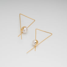 Load image into Gallery viewer, Rin（凛） Akoya Pearl Earrings - 18K Yellow Gold, 7mm White Rose Pearls, Handcrafted in Kofu, Japan
