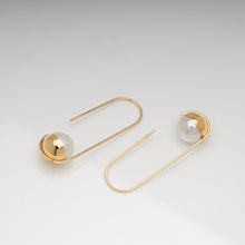 將圖片載入圖庫檢視器 Toki（時） Akoya Pearl Earrings - 18K Yellow Gold, 8mm White Rose Pearls, Handcrafted in Kofu, Japan
