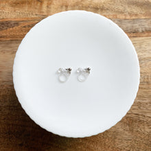 Cargar imagen en el visor de la galería, Arete de perla redonda con círculo de plata esterlina
