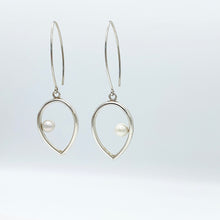 Load image into Gallery viewer, Freshwater Pearl + teardrop Silver Marquise earring
