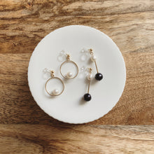 Load image into Gallery viewer, Black and White pearl + GF earring
